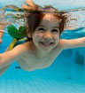夏日游泳 警惕池水中的尿素及游离性余氯